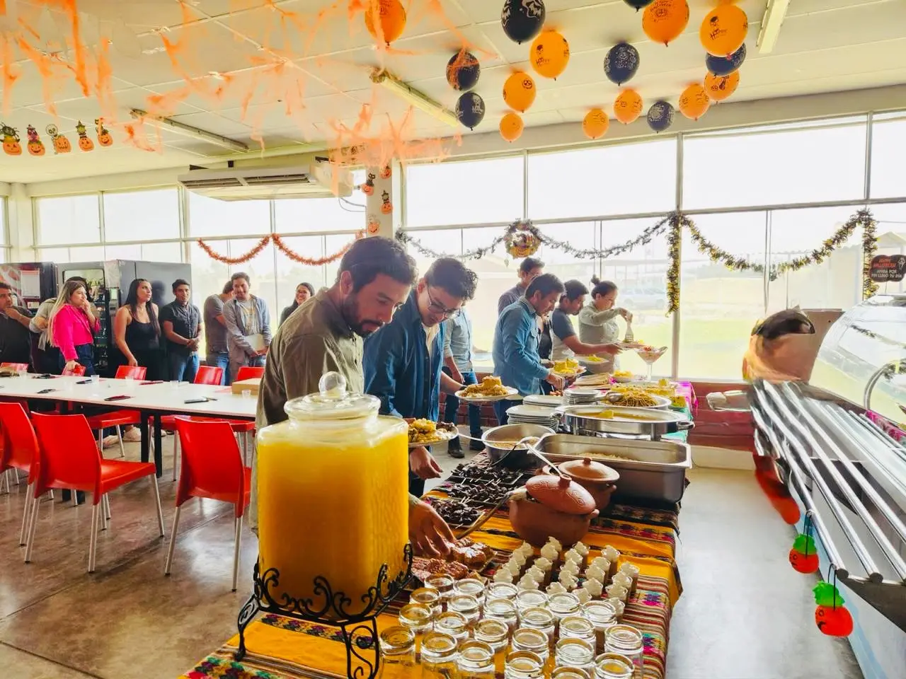 Colaboradores recibiendo el servicio de almuerzo en un comedor empresarial atendido por Deleite Gourmet