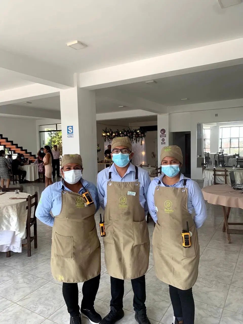 Equipo uniformado de Deleite Gourmet en un comedor corporativo
