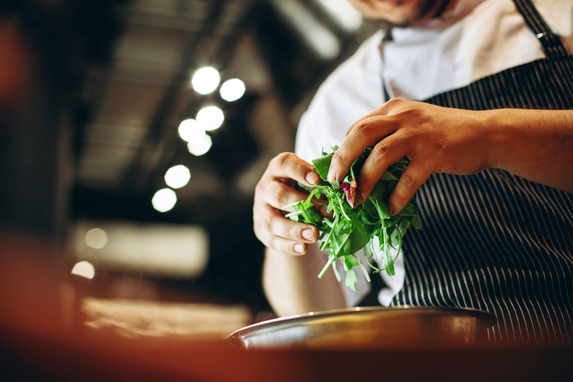 Chef preparando alimentos frescos